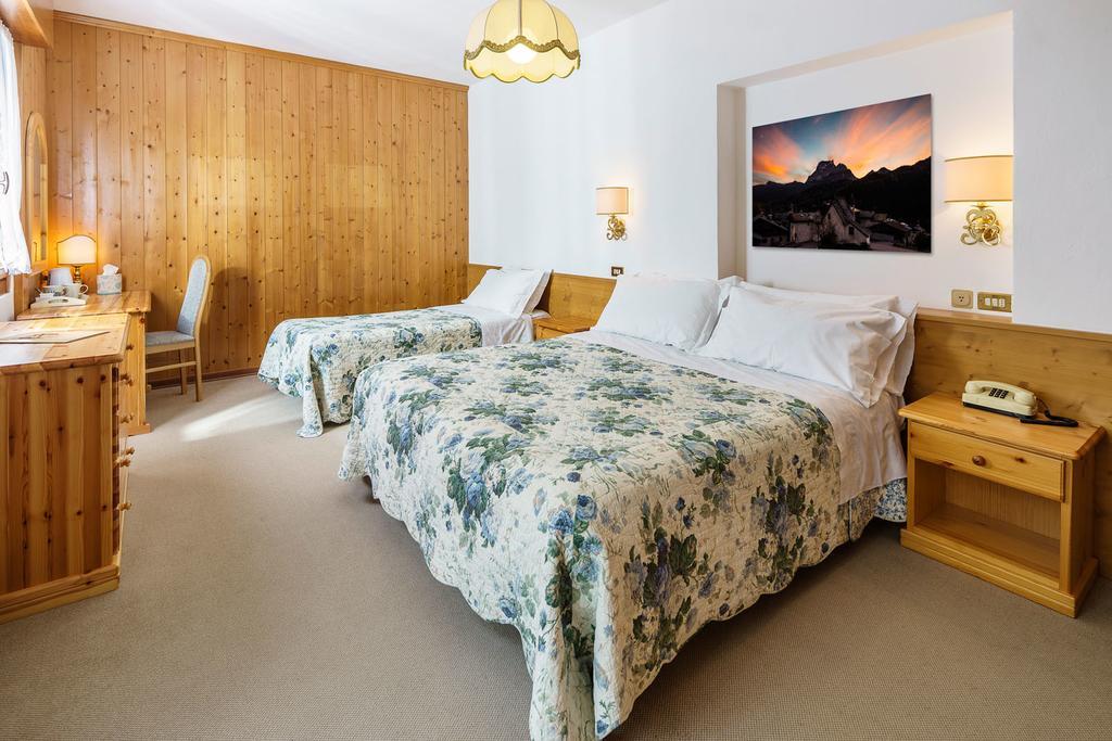 Hotel Roma San Vito di Cadore Ruang foto